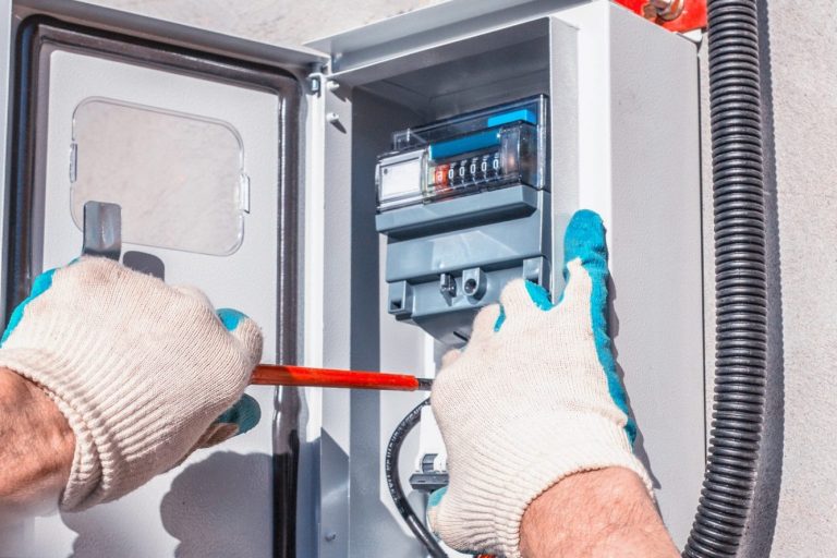 Electrical & Security Systems Replacing the old electricity meter with a new one